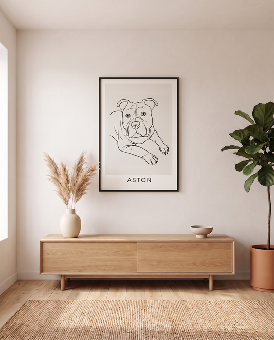Abstract portret op poster boven een eikenhouten dressoir