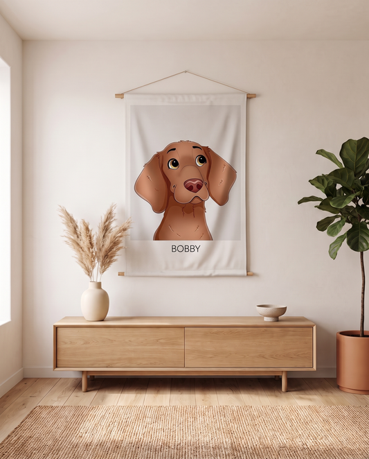 Cartoon portret op wandkleed boven een eikenhouten dressoir