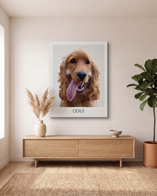 Realistisch portret op canvas boven een eikenhouten dressoir