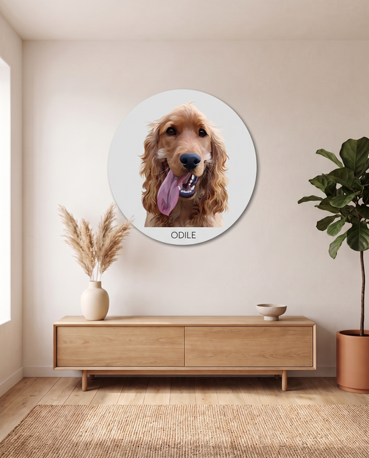Realistisch portret op muurcirkel boven een eikenhouten dressoir