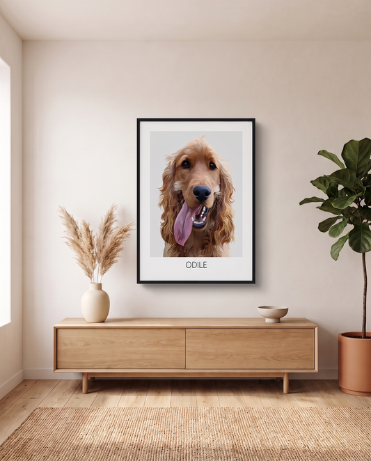 Realistisch portret op poster boven een eikenhouten dressoir