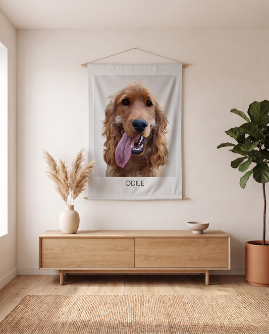 Realistisch portret op wandkleed boven een eikenhouten dressoir