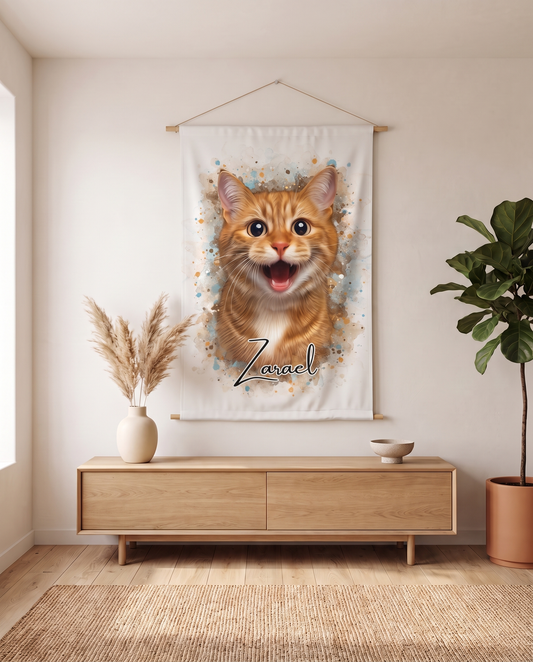 Waterverf portret op wandkleed boven een eikenhouten dressoir
